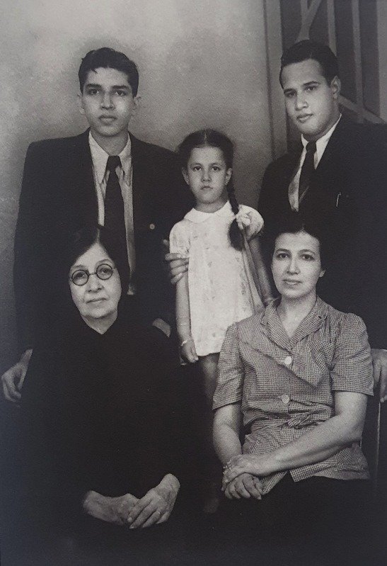 Mario Miranda with family